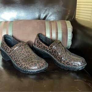 BOC Born Concept Leopard Peggy Patent Leather Clog Womens Shoe Sz 9 EU 40.5